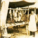 Mäsiar Gustáv Chrťan roku 1950 predával svoje výrobky na trhu