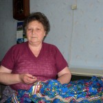 Anna Babiaková upravuje kroj pre novú mladú tanečníčku