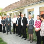 Riaditeľka Strediska pre sociálnu prácu Aleksandra Arseninová (tretia sprava) víta hostí a geronto-domáce