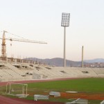 Real z Nišavy, čiže populárny Futbalový klub Radnički, toho času nehrá v elitnej štátnej lige. Štadión Čair je momentálne veľkým staveniskom. Mnohí si iste spomínajú, že tu  prvé futbalové kroky urobili napr. traja Draganovia:  Holcer, brankár Pantelić a najznámejší z nich – Dragan Stojković-Piksi.