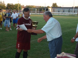 Kapitánovi víťazného mužstva Michalovi Hataľovi blahoželal aj predseda FK Tatra Pavel Pálik 