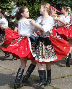 Tanec pred Domom kultúry počas kultúrno-športovej akcie Belehrad – Kovačica – Belehrad