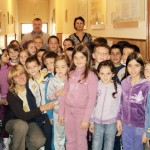 Žiaci silbašskej školy s pedagogičkou Rajkou Čavrilovou (v drepe), riaditeľom Đokom Milićom a učiteľkou Silviou Gašićovou