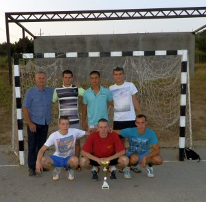 Mužstvo Autsajder s pohárom a s Jánom Machom (stojí prvý zľava), predsedom Organizačného výboru 10. Budárskych dní
