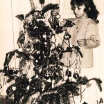 Stojí stromček, na ňom zvonček, zvoní túto pieseň,  že sa Pán narodil, by nás vyslobodil, zahnal strach a tieseň ... – vianočný stromček z roku 1970