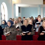 Aj napriek úctyhodnému veku Zuzana Hudecová a Mária Maliarová (sprava) sú ešte stále v prvých kostolných laviciach