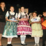 Najjagavejšie spevácke „perly“: (zľava) Anka Mosnáková, Valentína Chrťanová, Anđela Mrđová a Dário Halabrín s profesorkou hudobnej kultúry Zuzanou Đukićovou